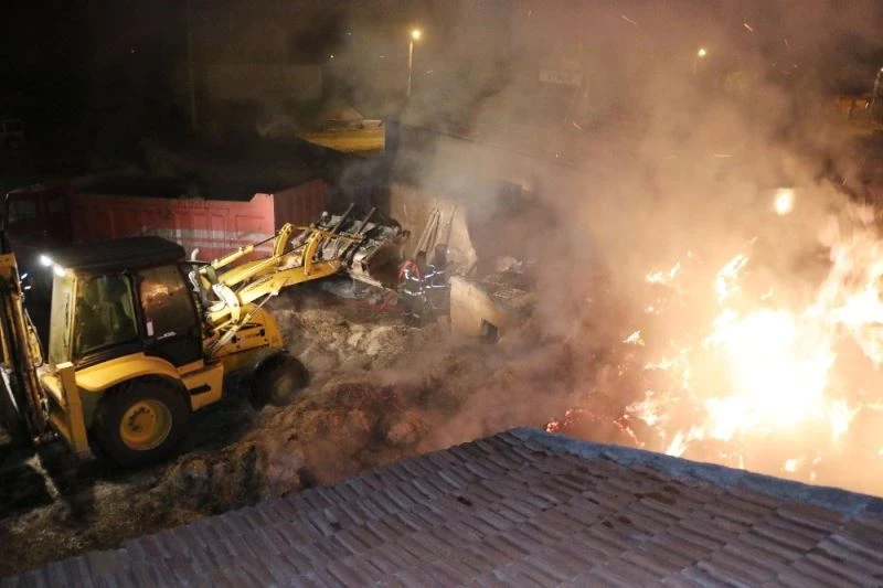 Muhtarın aracını kundaklayan hırsızlar azanın samanlarını da ateşe verdi
