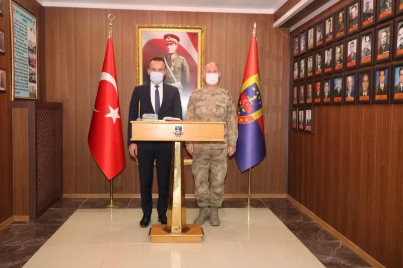 Ağrı Milli Eğitim Müdürü Tekin’den İl Jandarma Komutanı Çimen’e hayırlı olsun ziyareti
