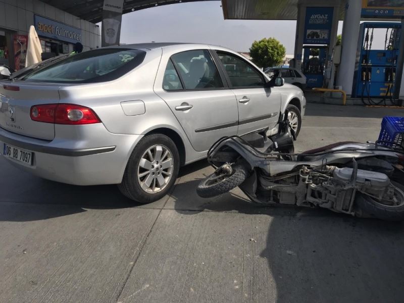 Tersten giden otomobil, motosiklete çarptı: 1 yaralı
