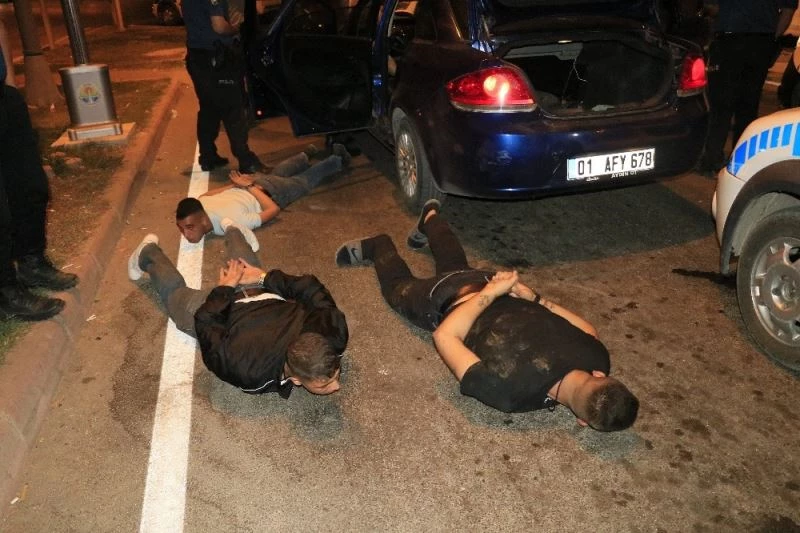 10 kilometre kaçtıktan sonra yakalanan otomobilde ruhsatız pompalı tüfek çıktı
