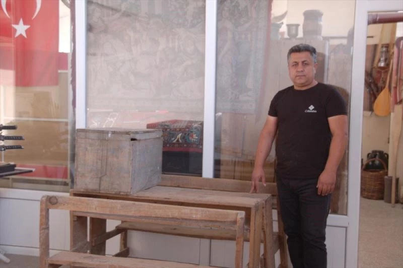 Kapı ve pencere üretim atölyesi adeta küçük bir müzeyi andırıyor