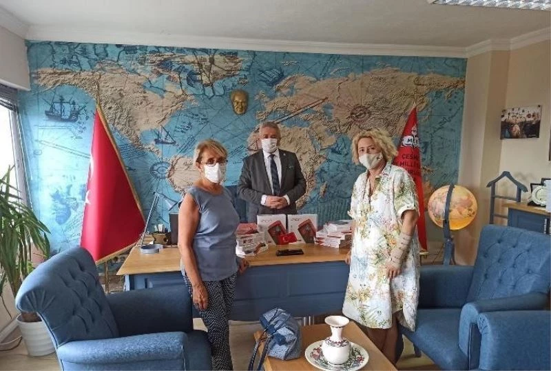 Çeşme’de iki ayrı gönüllü grubundan milli eğitime tablet bağışı
