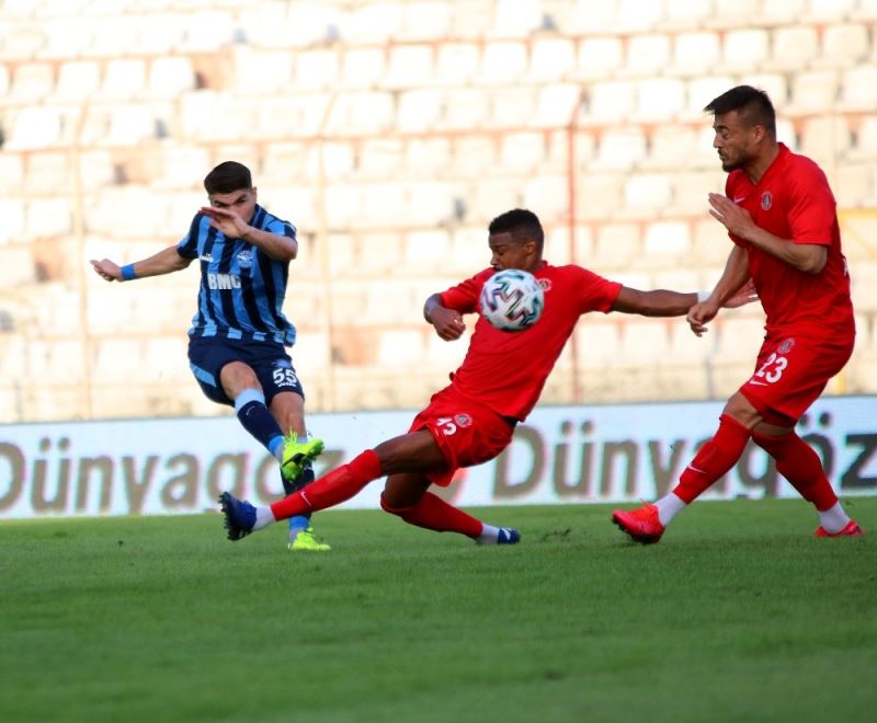TFF 1. Lig: Adana Demirspor: 2 - Ümraniyespor: 1 (İlk yarı sonucu)
