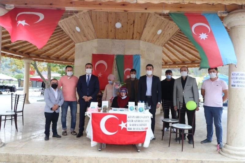 Kitabının gelirini Azerbaycan’a bağışladı
