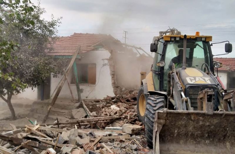 Tepebaşı’ndaki metruk ve riskli binaların yıkımı sürüyor
