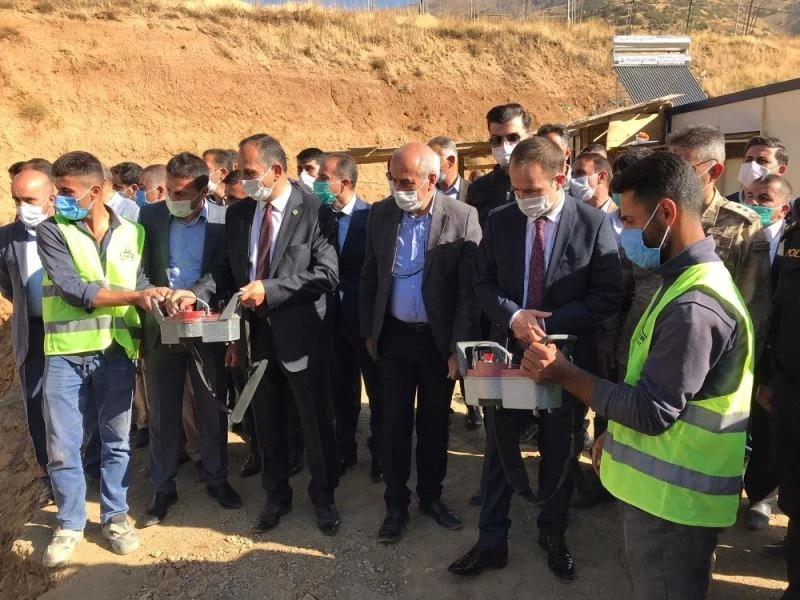 Şemdinli’de yarı olimpik yüzme havuzunun temelli atıldı
