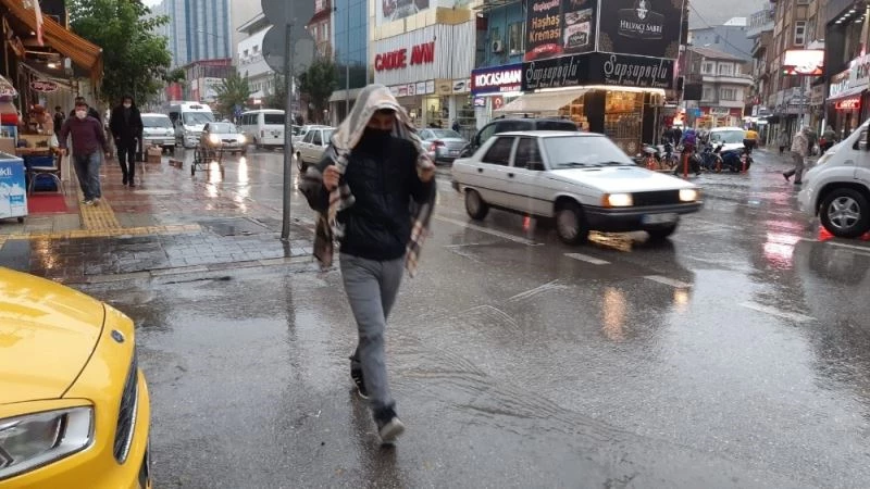 Yağmurdan masa örtüsüyle korundu
