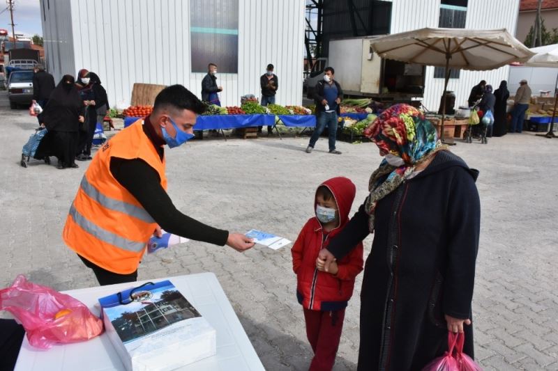 İnönü Belediye Başkanlığından esnaf ve vatandaşlara ücretsiz çok kullanımlık maske
