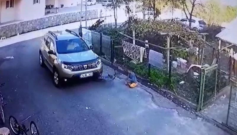 Dalgın sürücü çocuğun önündeki bisikleti ezerek yoluna devam etti
