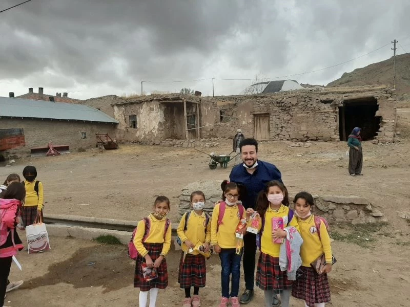 Şair Özdemir, Şarkışla Samankaya Köyü’nde iyiliği paylaştı
