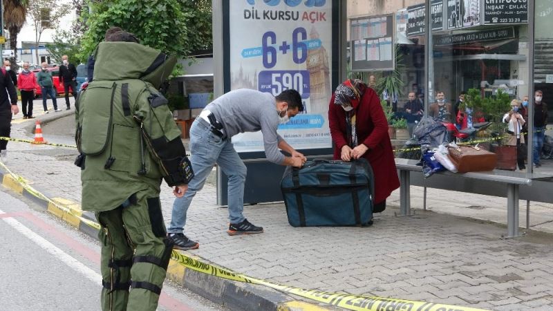 Çöpe atacağı valizi otobüs durağına bırakınca polisleri alarma geçirdi
