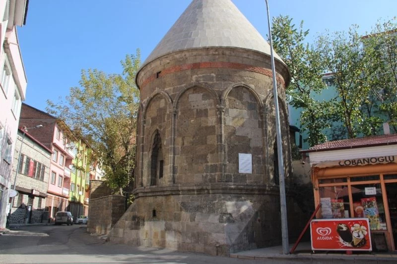 700 yıllık tarihi kümbet restore edildi
