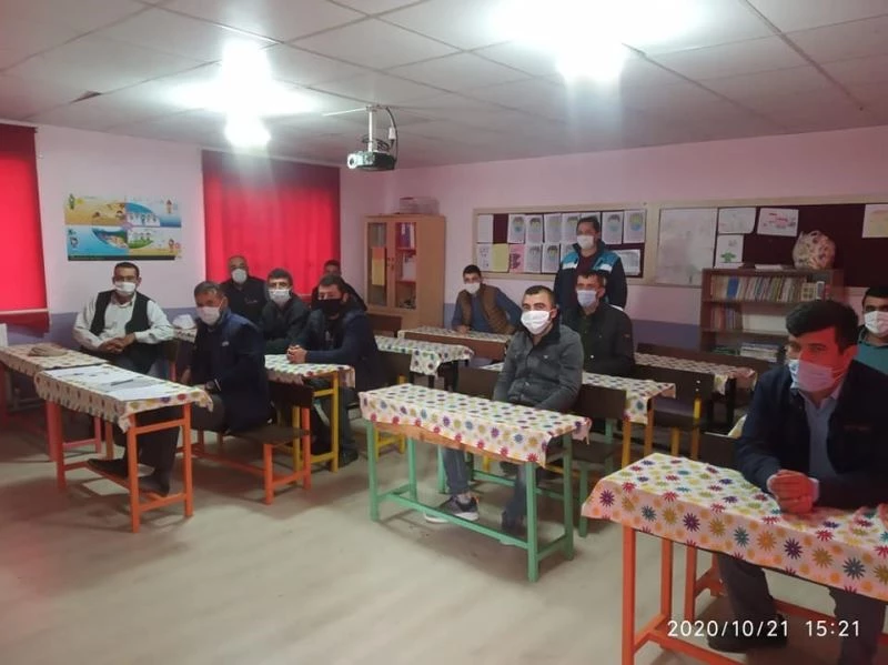 Aslanapa’da çiftçilere ’’Basınçlı sulama sistemleri’’ kursu
