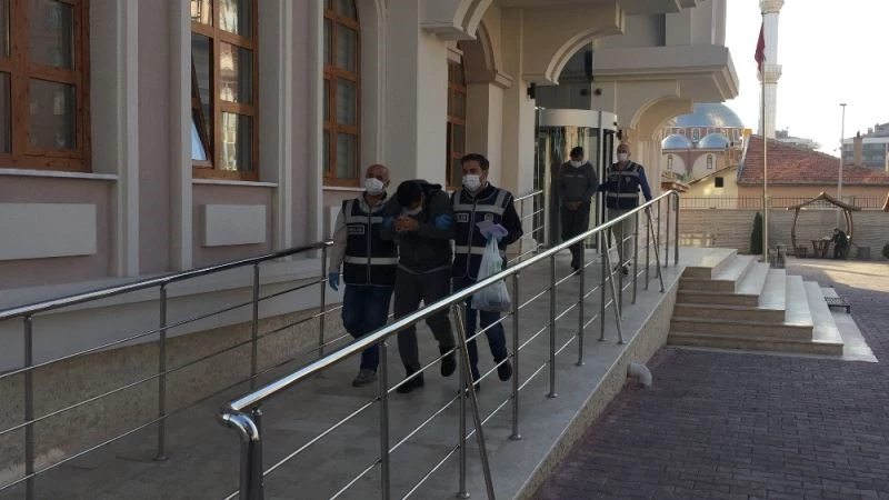 Şehir şehir gezerek 20 bin lira dolandıran tırnakçılar tutuklandı
