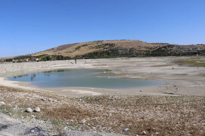 Pınarbaşı göletinde sular çekildi
