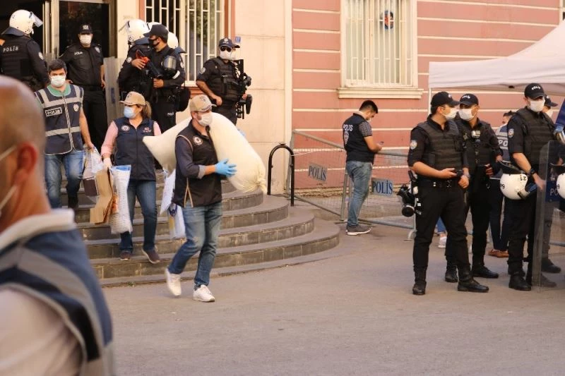 HDP Diyarbakır İl Başkanlığı binasından delil torbalarıyla çok sayıda doküman çıkartıldı

