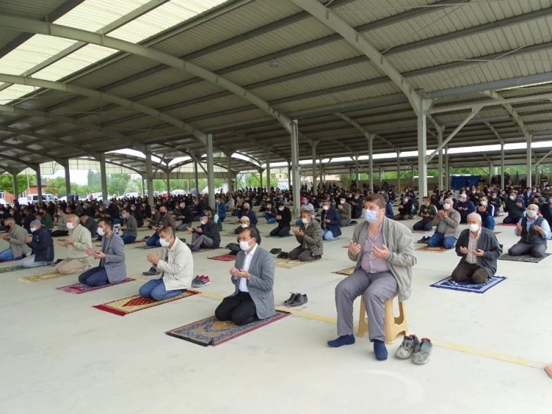 Hisarcık’ta Cuma namazları artık camilerde kılınacak
