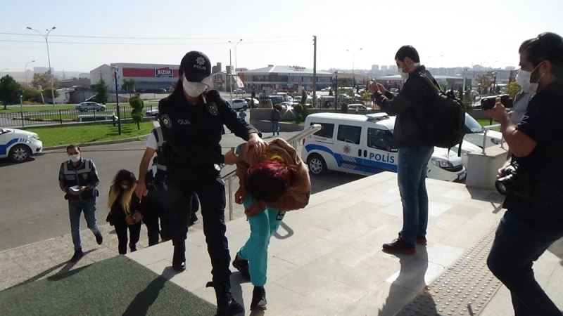 Gardiyanın vurulduğu olayda gözaltına alınan 3 kadın adliyeye sevk edildi
