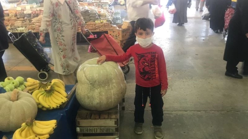 Çan pazarındaki 40 kiloluk kabak büyük ilgi gördü
