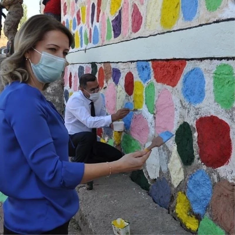 Batman’da Fırçanı Kap Gel Projesiyle okullar boyanıyor
