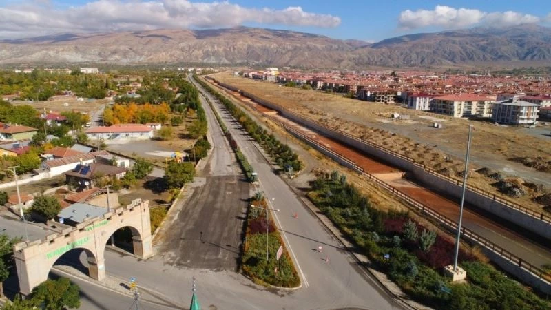 Kavakyolu Binali Yıldırım Caddesinin batı kısmında asfalt çalışması
