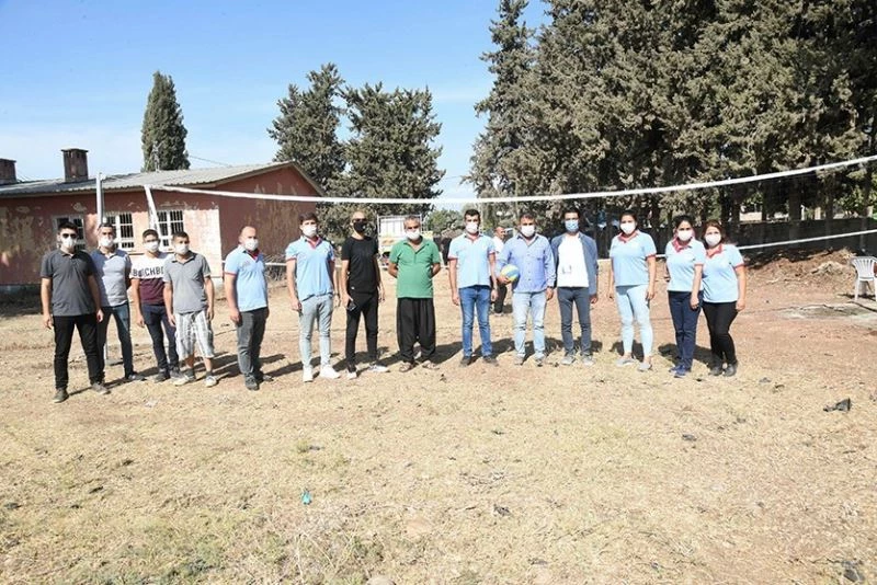 İnşa ettikleri voleybol sahasında ilk maçı mahalleliyle oynadılar
