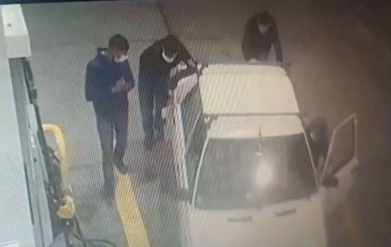 Çaldıkları aracı iterek benzin istasyonuna getirdiler
