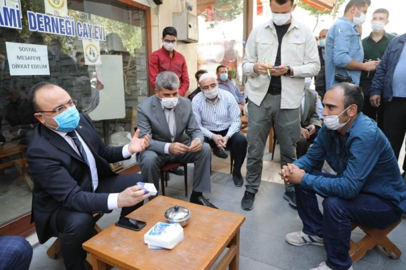 Elazığ Valisi, iş talebinde bulunan genç adama sigarayı bıraktırdı
