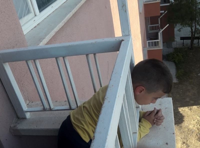 Kafası balkon korkuluklarına sıkışan çocuğu itfaiye kurtardı
