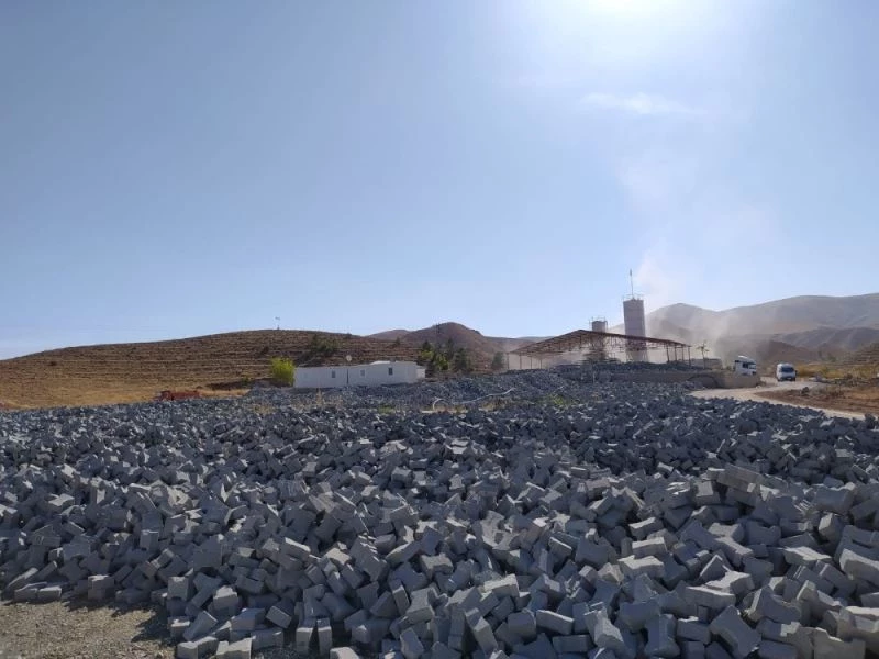 Kuluncak’ın yollarına kilit taş döşeniyor
