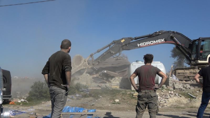 Arnavutköy’de kaçak yıkımı devam ediyor
