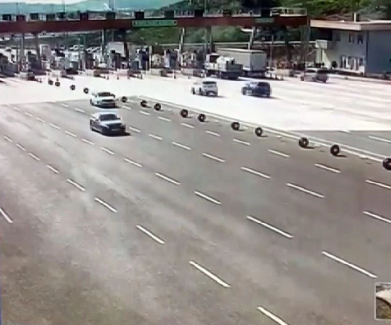 Bursa-İzmir otoyolu Kuzey gişelerine saplanan cipte  3’ü ağır 4 kişi yaralandı
