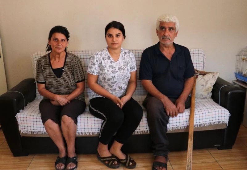 Engelli anne ve babasına bakmak için okulunu bıraktı
