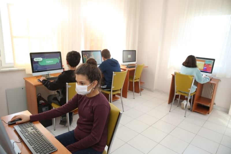 Nilüferli öğrencilere bilgisayar sınıfı
