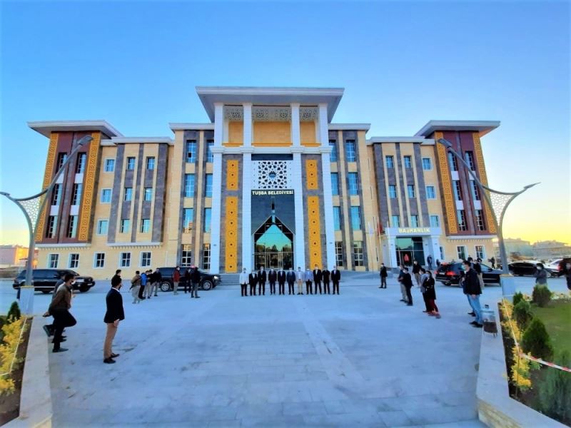 Vali Bilmez Tuşba Belediyesi yeni hizmet binasında incelemelerde bulundu
