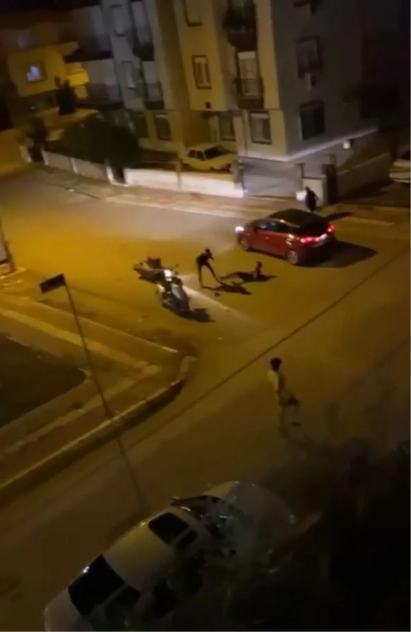 Kavgada koşarken park halindeki motosiklete çarpan genç, otomobilin altında kalma tehlikesi yaşadı
