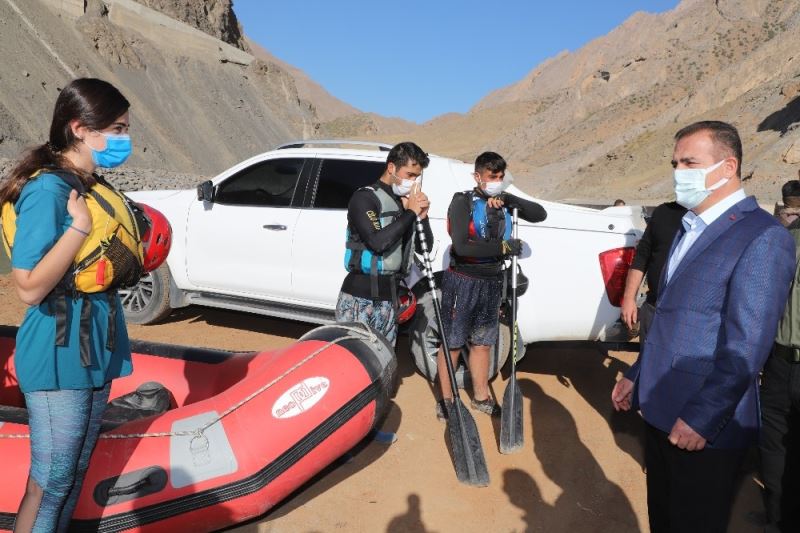 Vali Akbıyık’tan, rafting ekiplerine spor malzemesi desteği
