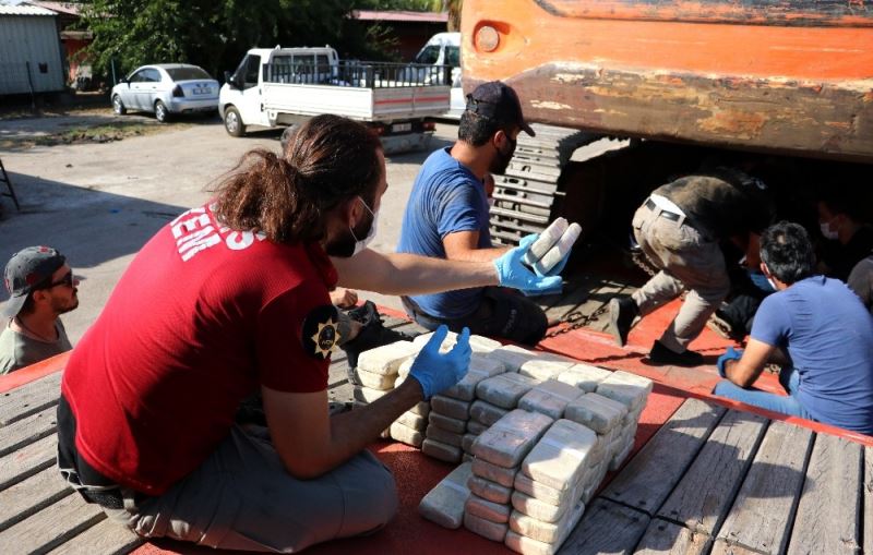 Ekskavatörün altına gizlenmiş 51 kilo eroini 