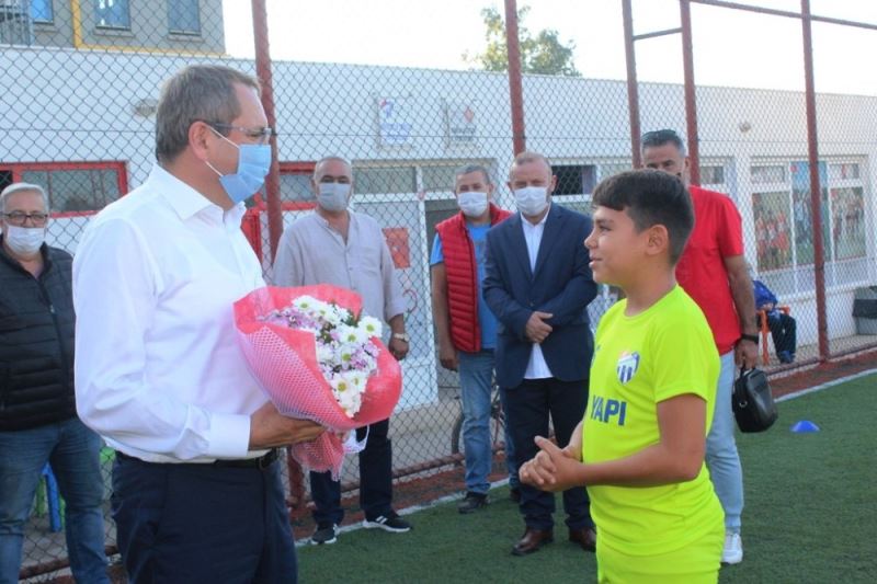 Ayvalık Belediye Başkanı Mesut Ergin geleceğin futbolcularıyla buluştu
