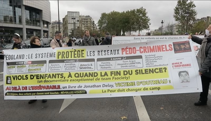Paris’te çocukları hükümet tarafında ellerinden alınan ailelerden protesto
