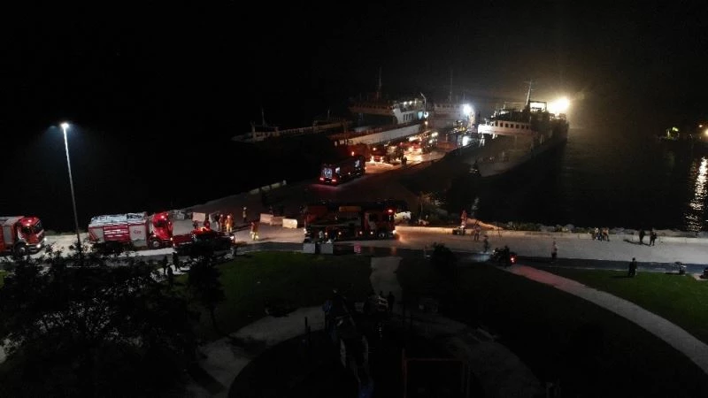 Maltepe sahilde iskelede demirli gemide yangın
