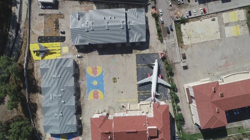 Bir Boeing 737-400 ve F4 Fantom savaş uçağı olan okul şimdi helikopter bekliyor
