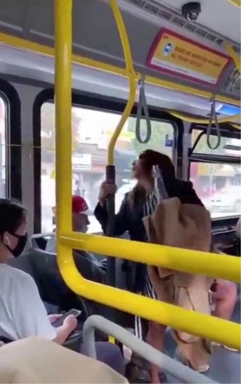 Yüzüne tüküren kadını iterek otobüsten attı
