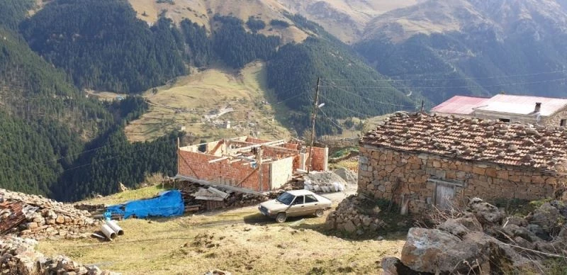 Gümüşhane’de kaçak yapılara anında müdahale ediliyor
