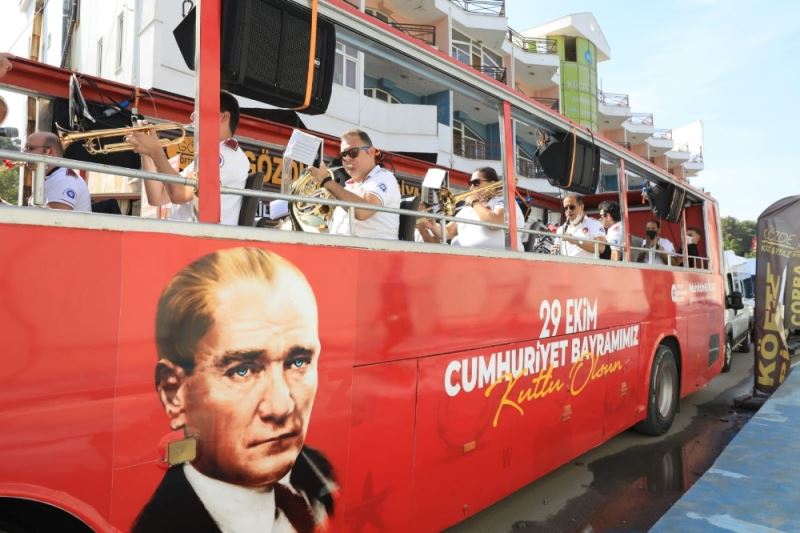 Mobil etkinlik otobüsü 29 Ekim coşkusunu caddelere taşıdı
