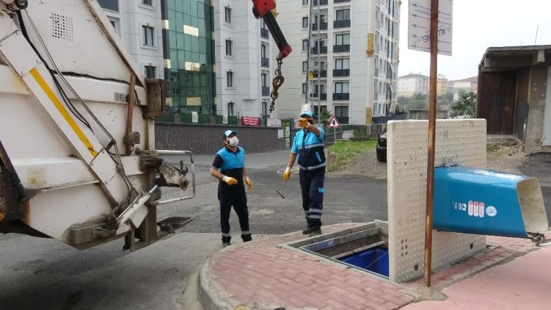 (Özel)Pendik’te yürekleri ısıtan görüntü: Metrelerce çöp kuyusuna inerek yavru kediyi kurtardı
