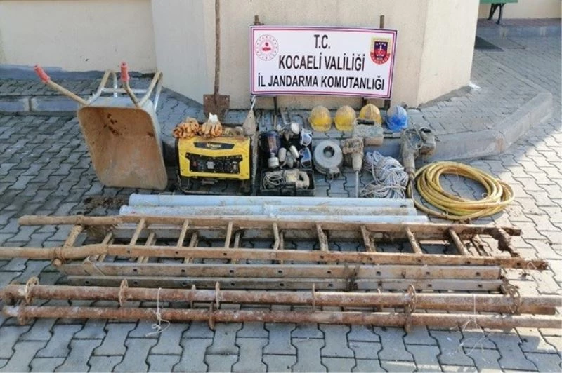 Kaçak define avcıları kazdıkları metrelerce derinlikteki kuyu içerisinde böyle yakalandı
