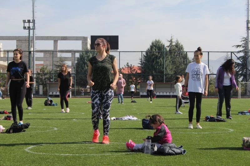 Isparta’da anne ve kızları zumba ile coştu
