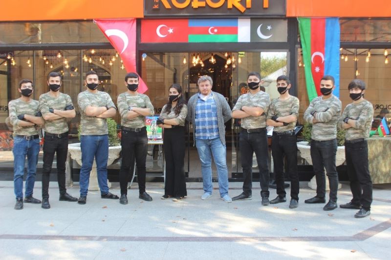 Azerbaycan ordusuna restoran çalışanlarından asker kıyafetli destek
