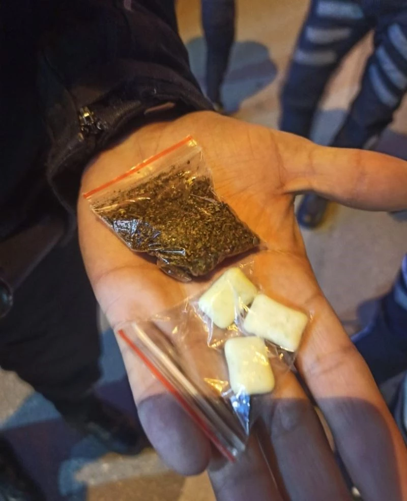 Polisin ’dur’ ihtarına uymayan şüphelilerin üzerinden uyuşturucu çıktı
